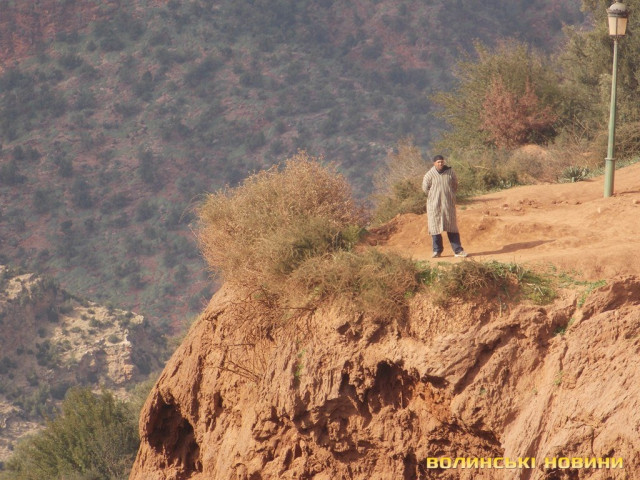 Готельний зазивала біля водоспаду Узуд